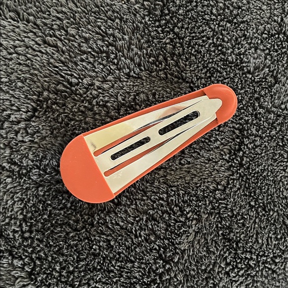 COS Large Rust Silicone Hair Clip - Picture 3 of 3